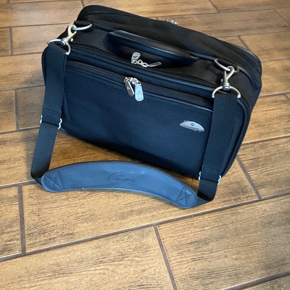 SAMSONITE TABLET/LAPTOP BUSINESS COMMUTER WEEKENDER WITH TROLLY SLEEVE- 16x10x6